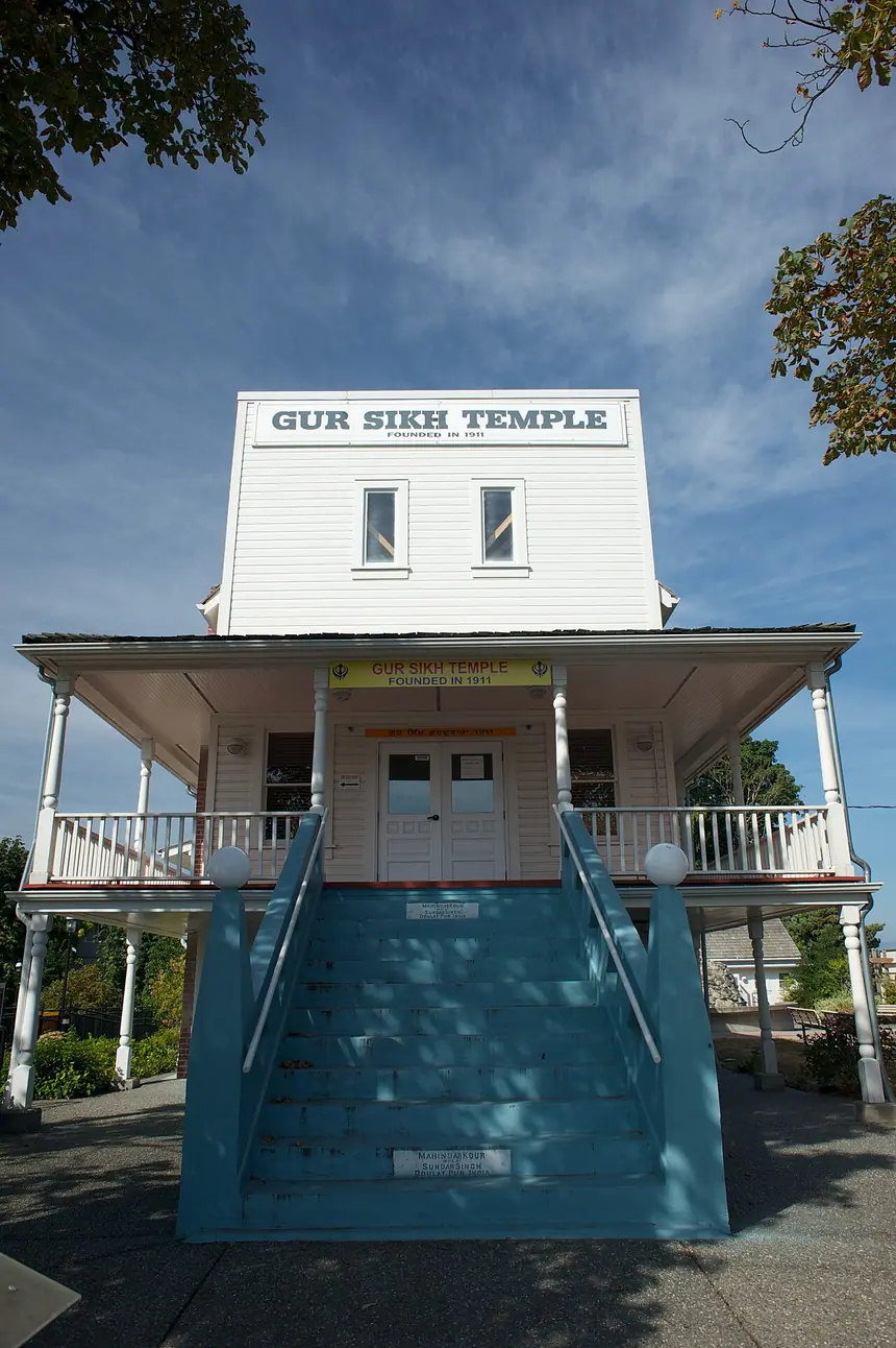 Gur Sikh Temple ở Abbotsford, British Columbia, Canada: nhà gỗ hai tầng, mở cửa năm 1911. Ảnh chụp năm 2012.