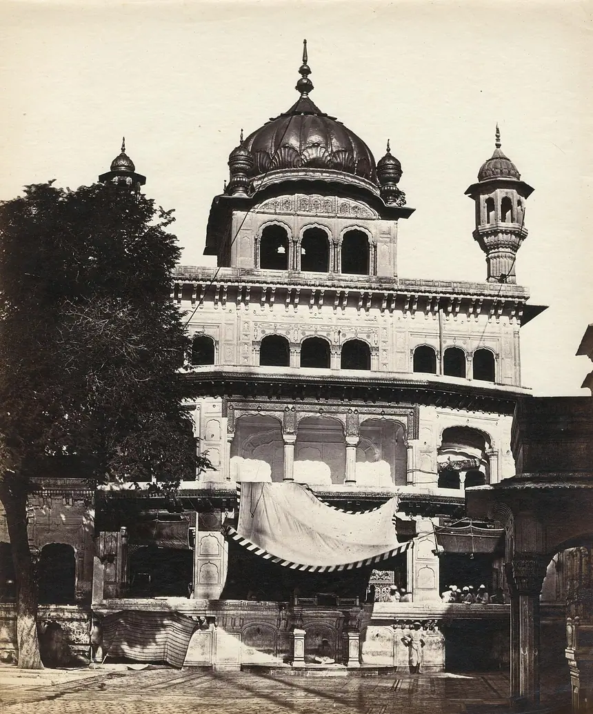 Akal Takht ở Amritsar, ảnh của Felice Beato chụp khoảng năm 1858 tới 1859. Tòa nhà trong ảnh nay không còn.
