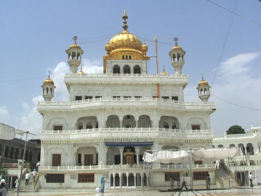 Akal Takht trong quần thể Đền Vàng, Amritsar. Tòa nhà hiện nay được dựng lại sau năm 1984. Ảnh đăng năm 2006.