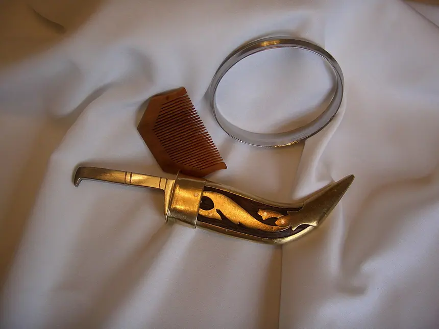 Ba trong Năm K: lược gỗ kangha, vòng thép kara và kirpan. Vật dụng hiện nay, ảnh chụp năm 2006.
