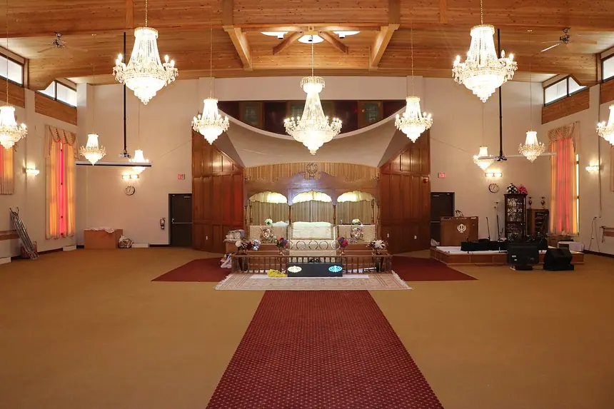Gian chính của Gurdwara Sikh Society, Calgary, Canada: sàn trải thảm để hội chúng ngồi, lối đi giữa dẫn thẳng tới chỗ tôn trí Guru Granth Sahib. Không có tượng. Ảnh chụp năm 2019.