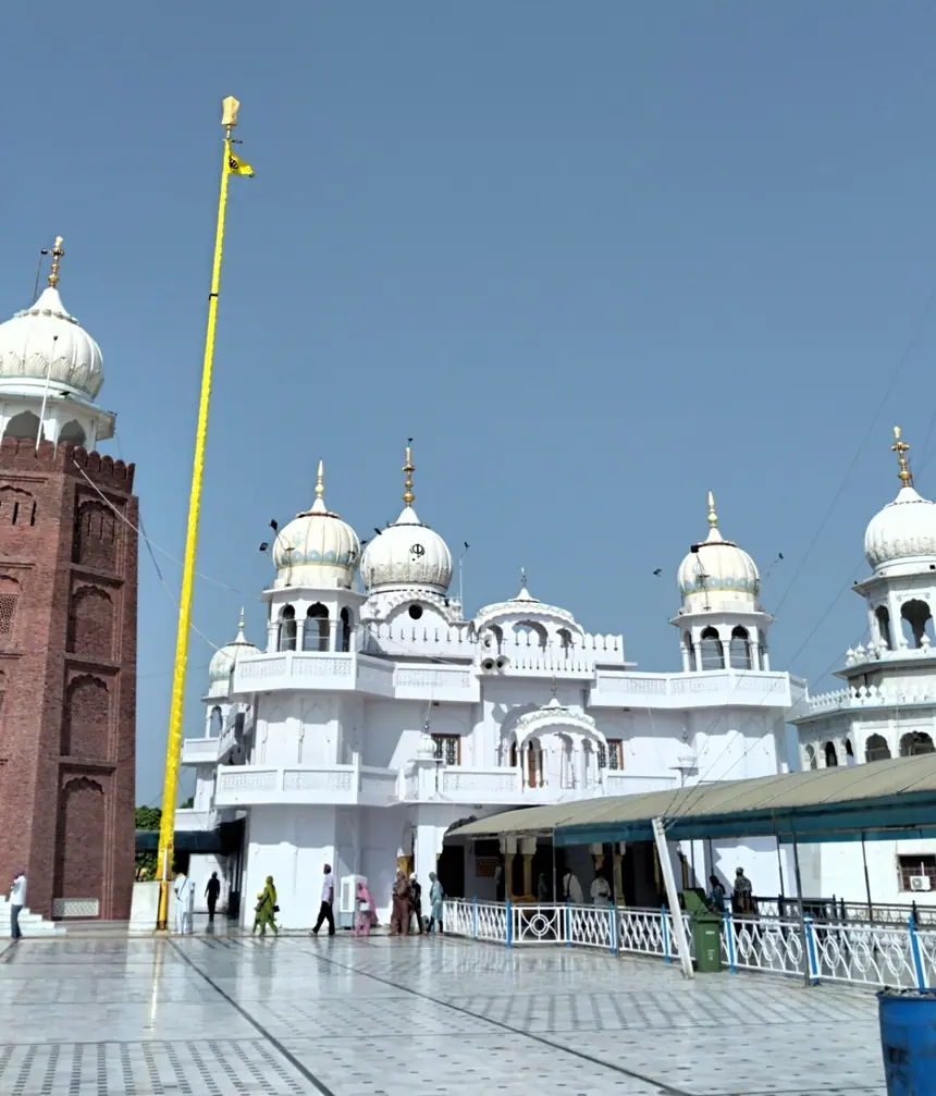 Takht Damdama Sahib ở Talwandi Sabo, bang Punjab, với cột cờ Nishan Sahib phía trước. Ảnh chụp năm 2026.