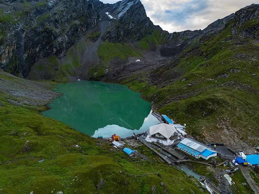 Gurdwara Hemkund Sahib bên hồ nước trên núi, huyện Chamoli, bang Uttarakhand, Ấn Độ. Ảnh chụp từ trên cao, năm 2025.