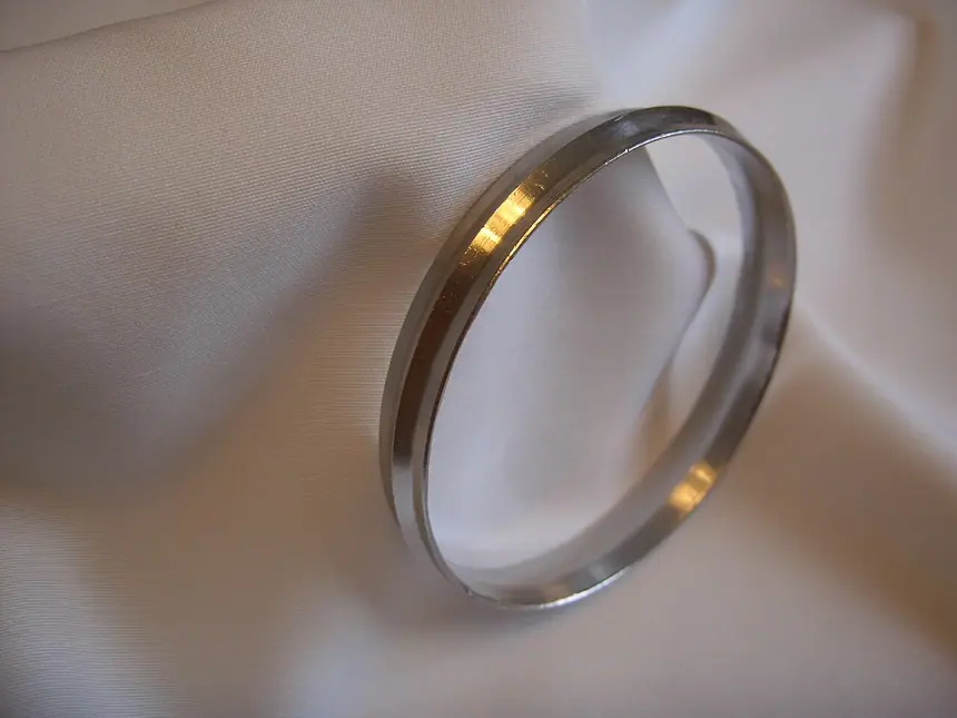 Kara, chiếc vòng thép đeo ở cổ tay. Vật dụng hiện nay, ảnh chụp năm 2006.