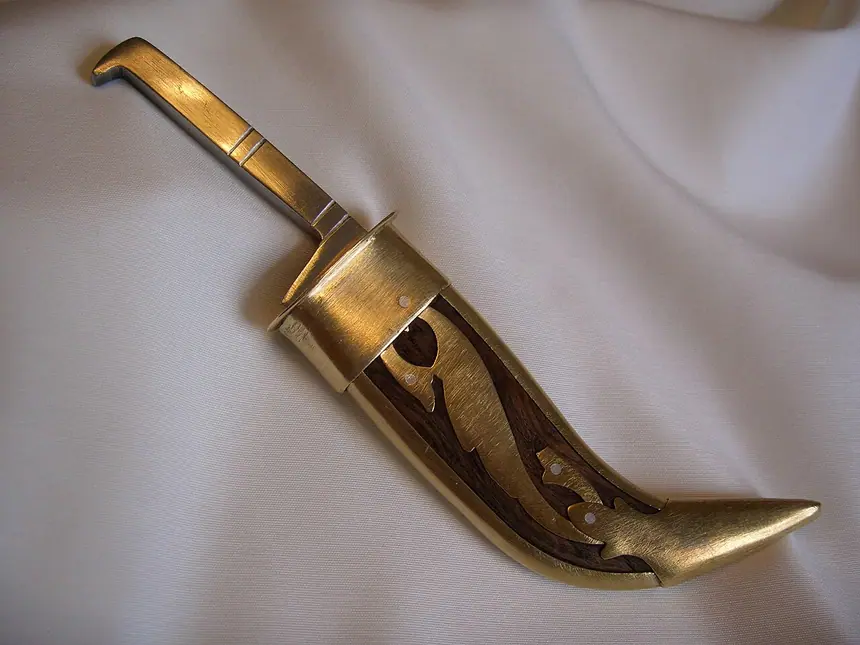 Một chiếc kirpan cỡ nhỏ tra trong vỏ. Vật dụng hiện nay, ảnh chụp năm 2006.