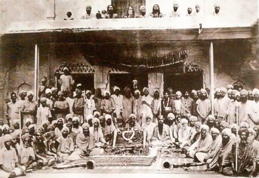 Các tu sĩ Nirmala của Dharam Dhuja Akhara ở Patiala, khoảng năm 1900. Theo chú thích trên Commons, Guru Granth Sahib được đặt ở giữa buổi họp. Ảnh tư liệu.