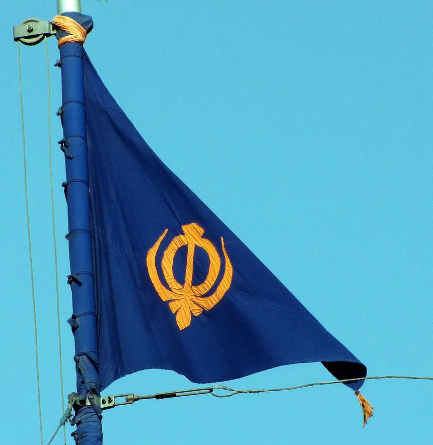 Nishan Sahib màu lam, giữa cờ là hình Khanda. Burj Baba Phoola Singh, Amritsar, nơi do các Nihang trông coi. Ảnh chụp năm 2008.