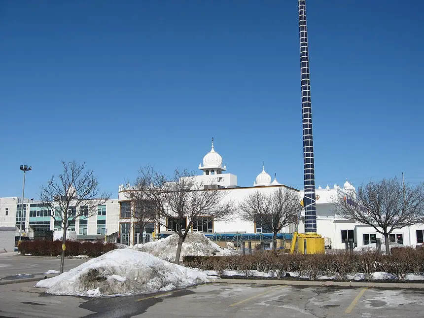 Gurdwara Ontario Khalsa Darbar ở Mississauga, Ontario, Canada, với cột cờ Nishan Sahib cao phía trước. Ảnh chụp tháng 3 năm 2026.