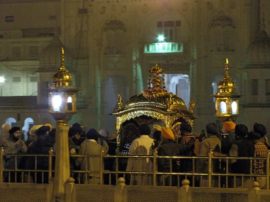 Kiệu palki rước Guru Granth Sahib vào Harmandir Sahib lúc trời chưa sáng. Đền Vàng, Amritsar, năm 2008.