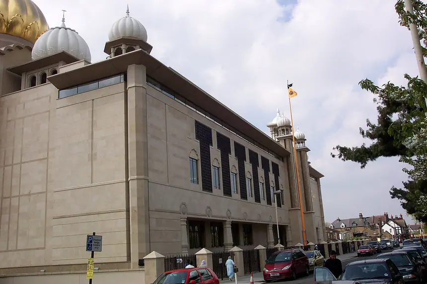 Gurdwara Sri Guru Singh Sabha ở Southall, London, mở cửa năm 2003. Ảnh đăng năm 2005.