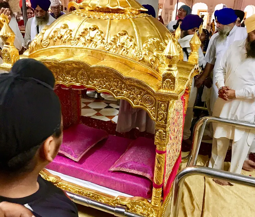 Kiệu palki bằng vàng đã dọn sẵn nệm và gối để rước Guru Granth Sahib về chỗ nghỉ đêm trong lễ Sukhasan. Đền Vàng, Amritsar, năm 2017.