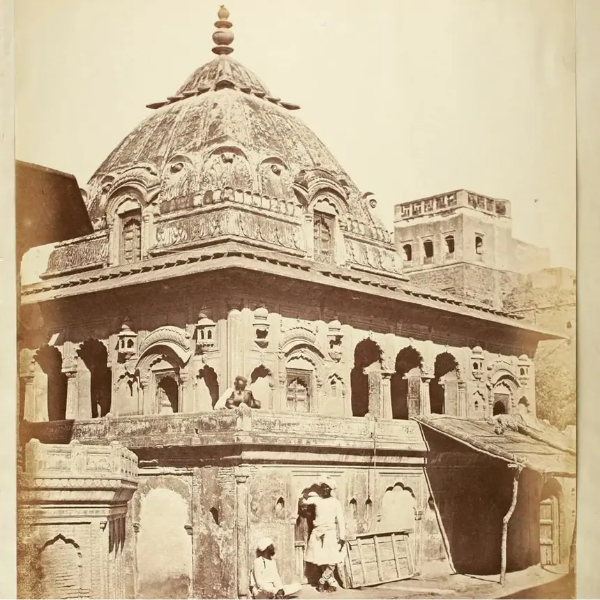 Một ngôi đền ở Amritsar, ảnh của Felice Beato, năm 1859. Trang tệp Commons nhận định đây là điện thờ cũ của Sangalwala Akhara thuộc phái Udasi. Thư viện chưa đối chiếu được nhận định này.