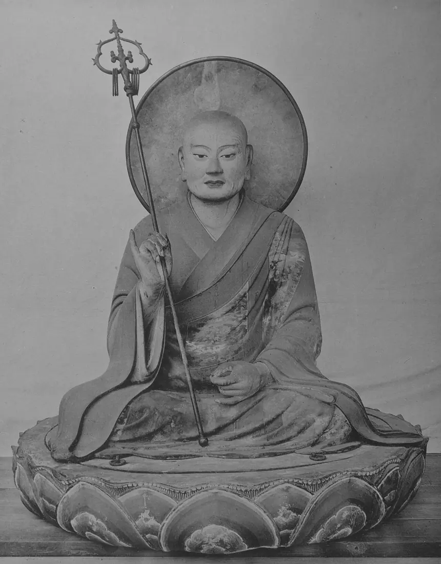 Thần Hachiman trong dáng một vị sư (Sōgyō Hachiman), gỗ tô màu, do Kaikei tạc năm 1201, chùa Tōdai-ji, Nara. Quốc bảo. Ảnh in năm 1915.
