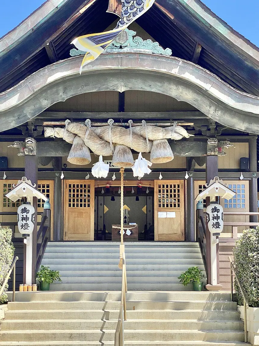 Đền Izumo Taishakyō ở Honolulu, Hawaii: dây shimenawa treo trước cửa. Ảnh năm 2022.