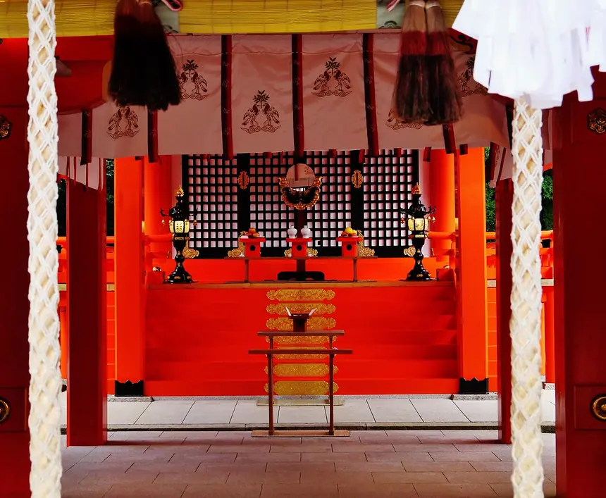 Bên trong bái điện đền Kumano Hayatama, Shingū, tỉnh Wakayama: bàn án dâng lễ trước dãy cửa song. Không có pho tượng nào. Ảnh năm 2023.