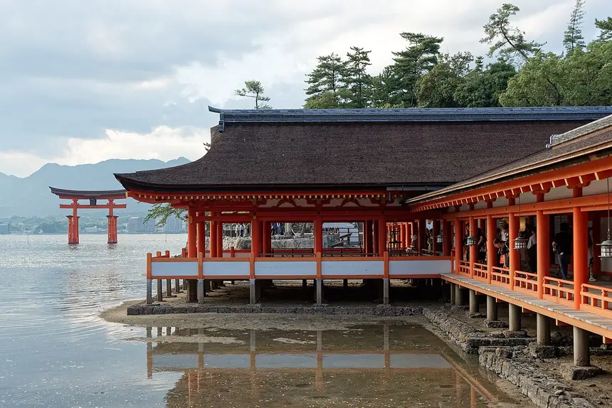 Điện thanh tẩy (haraiden) của đền phụ Marōdo dựng trên mặt nước, xa xa là cổng torii, đền Itsukushima. Ảnh năm 2024.