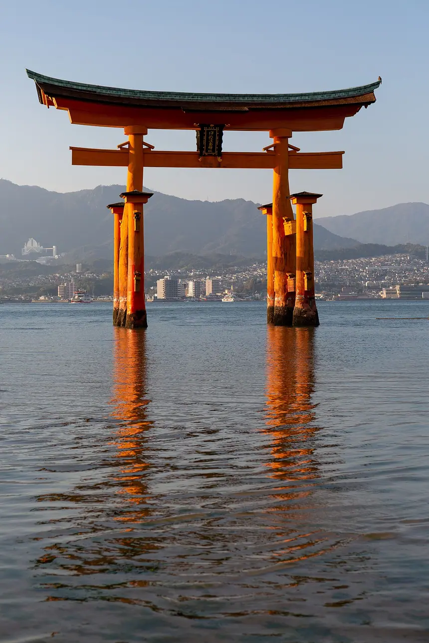 Cổng torii của đền Itsukushima đứng giữa biển, đảo Miyajima, tỉnh Hiroshima. Ảnh năm 2018.