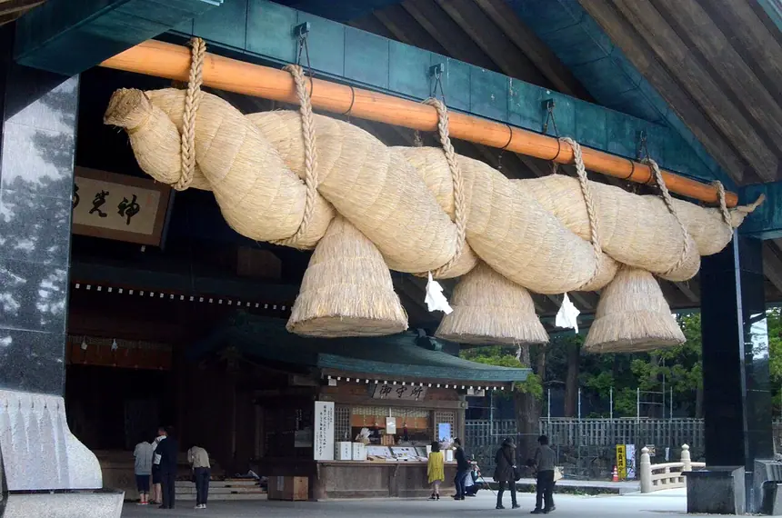 Dây thừng rơm shimenawa lớn treo trước điện Kagura (Kaguraden) của đền Izumo Ōyashiro. Ảnh năm 2013.
