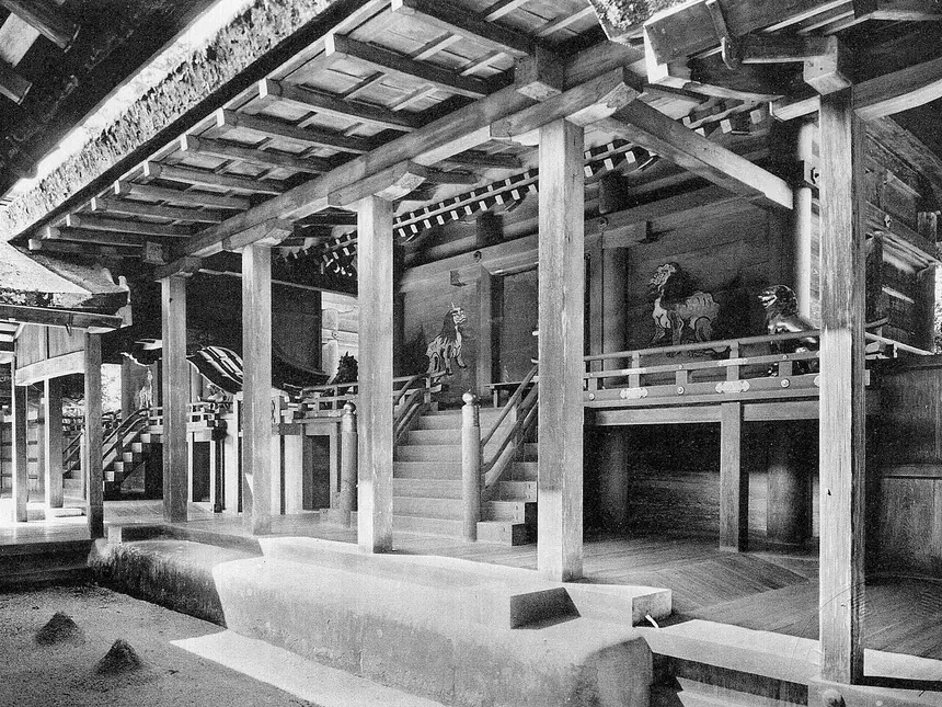 Chính điện và quyền điện đền Kamo Wakeikazuchi (Kamigamo), Kyoto, kiểu nagare-zukuri với mái trước kéo dài. Ảnh in năm 1957.