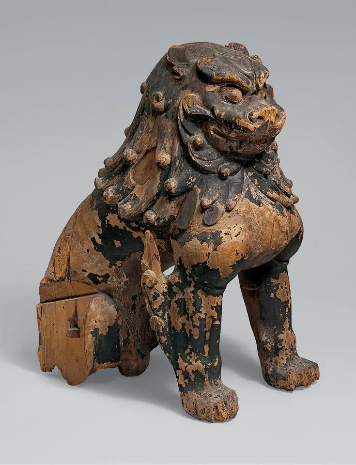 Một con trong cặp sư tử chó komainu, gỗ bách sơn thếp vàng, Nhật Bản, giữa thế kỷ 13, thời Kamakura. Bảo tàng Metropolitan, New York.