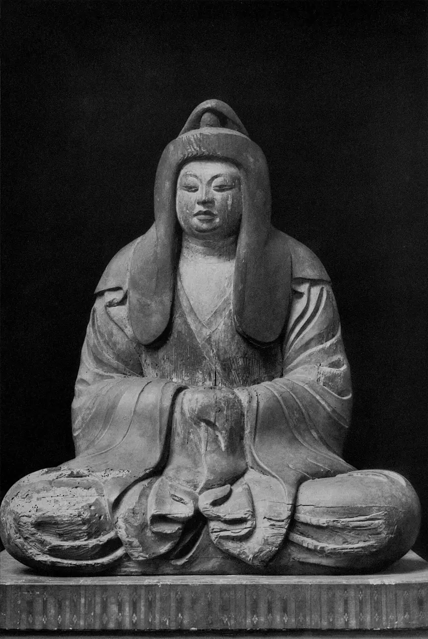 Tượng nữ thần ngồi của đền Matsunoo (Matsuo) Taisha, Kyoto, gỗ, thời Heian. Ảnh của Domon Ken in năm 1952. Tượng nay trưng trong Thần tượng quán của đền.