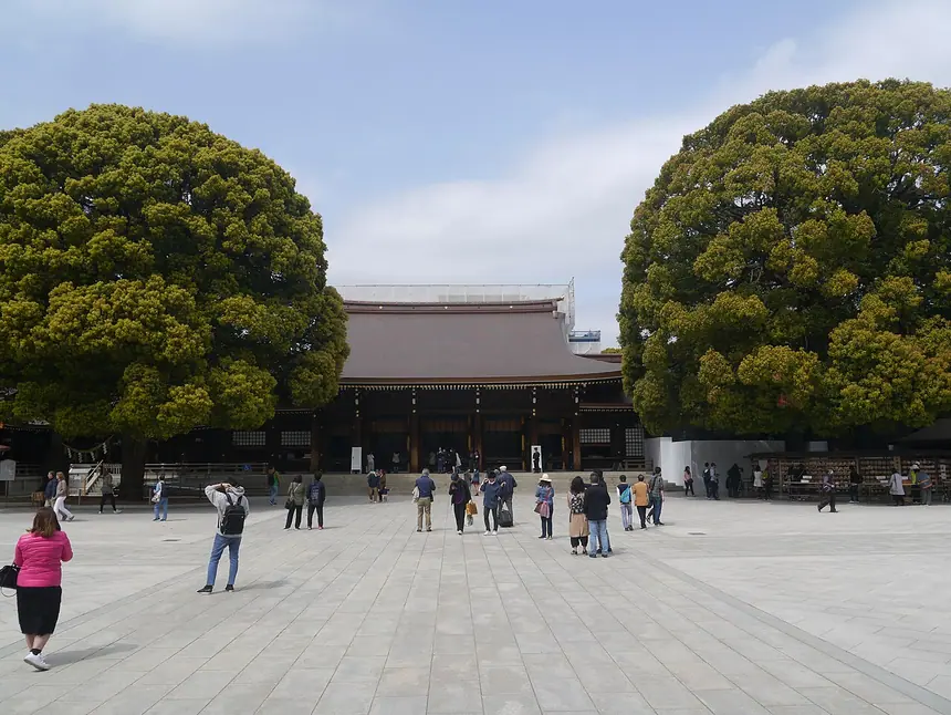 Sân trong và điện chính của Minh Trị Thần cung (Meiji Jingū), Tokyo. Ảnh năm 2018.