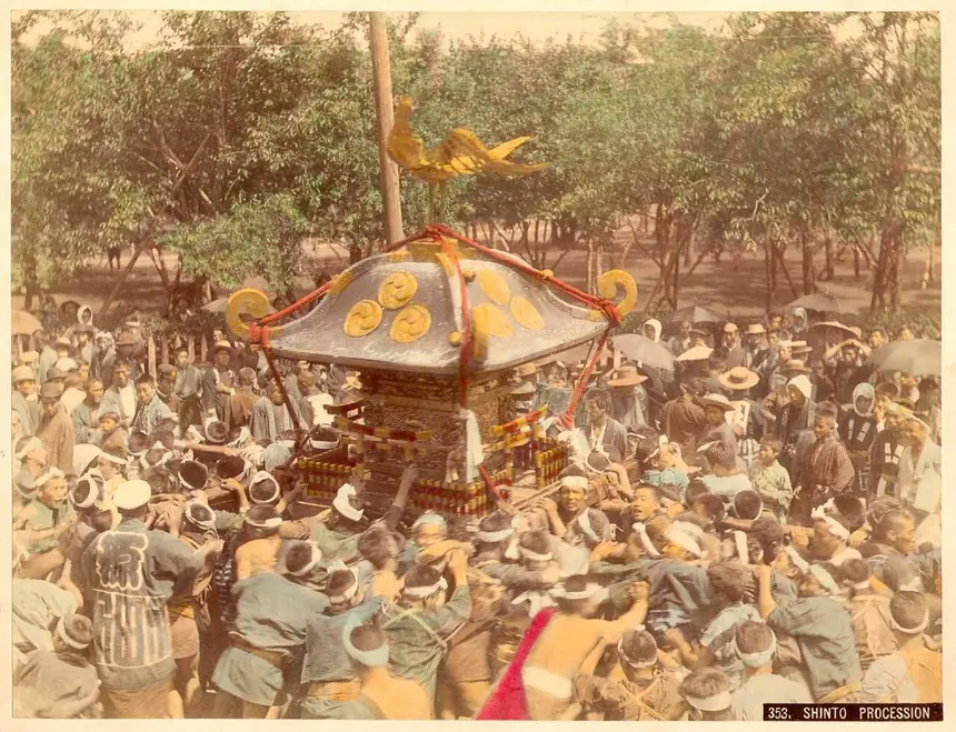 Đám rước kiệu thần (mikoshi) trong một lễ hội, ảnh in albumen tô màu tay của Kusakabe Kimbei, khoảng năm 1890, thời Minh Trị.