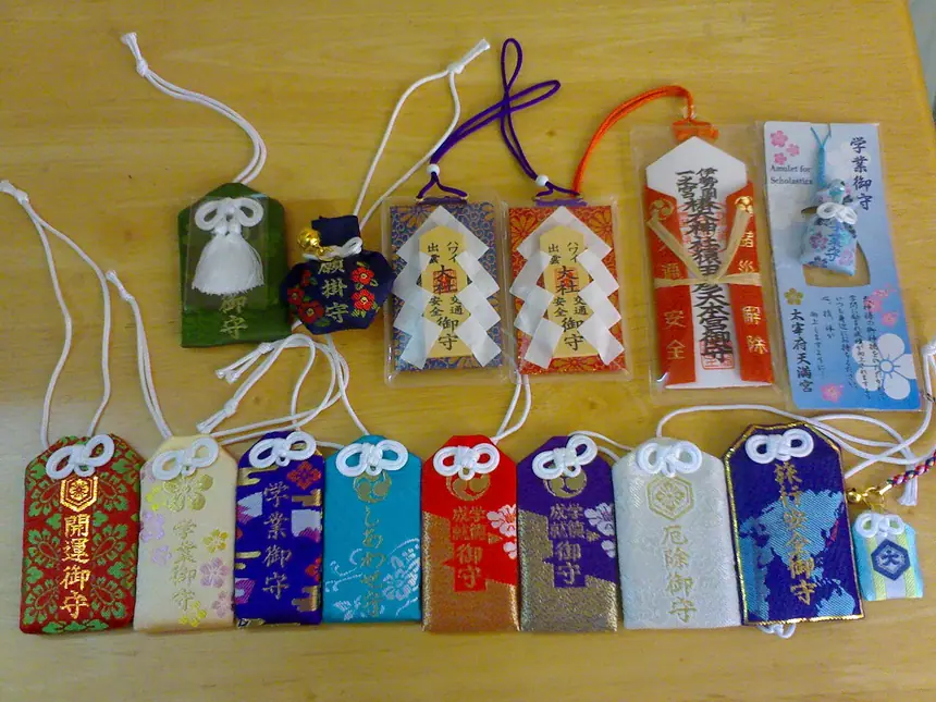 Nhiều túi bùa hộ thân omamori bằng gấm của các đền khác nhau. Ảnh năm 2008.