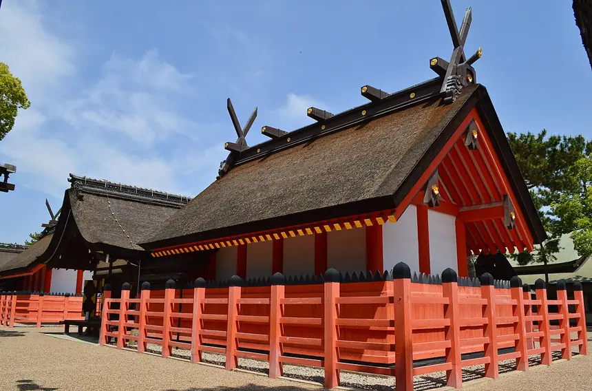 Chính điện bản cung thứ hai của đền Sumiyoshi Taisha, Osaka, kiểu Sumiyoshi-zukuri: mái thẳng, cột sơn son, vách trắng. Ảnh năm 2016.