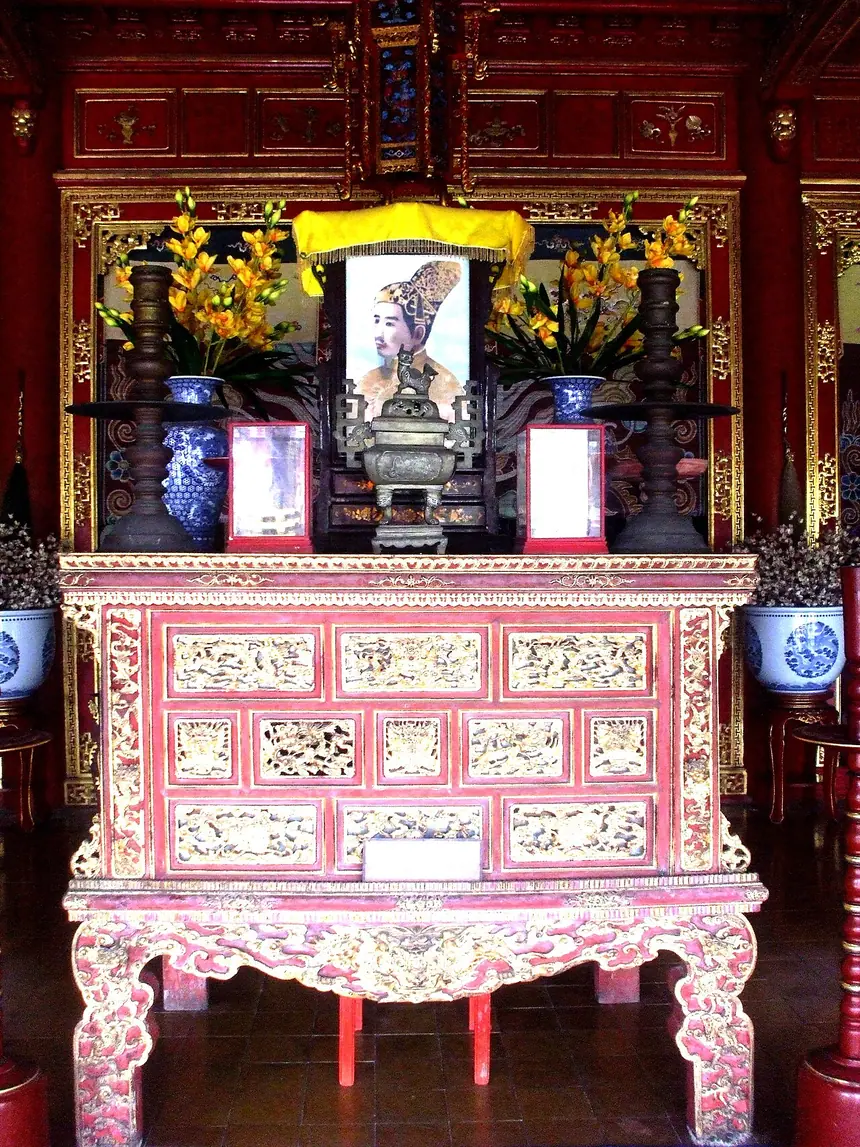 Án thờ vua Gia Long ở gian giữa Thế Miếu, Huế. Ảnh chụp năm 2009.