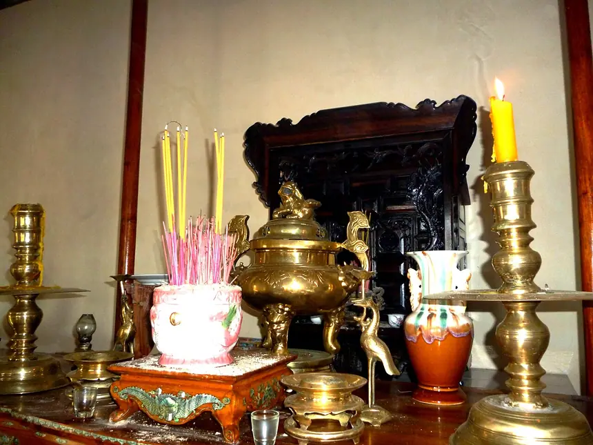 Ban thờ trong nhà thờ họ Trần ở Cát Sơn, ảnh chụp ngày 2 tháng 2 năm 2013: khám gỗ phía trong, lư đồng và chân đèn phía trước.
