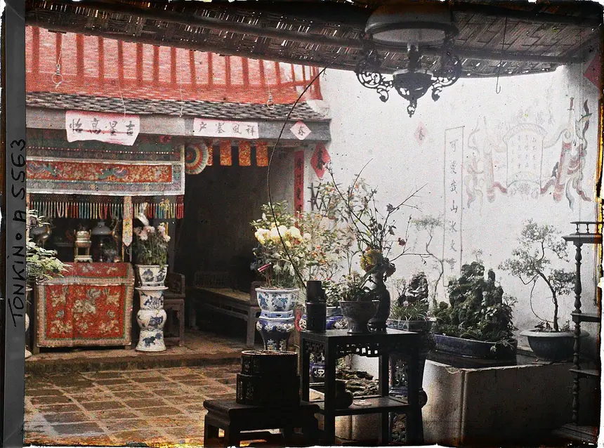 Sân một nhà khá giả ở Hà Nội ngày Tết, bàn thờ tổ tiên ở phía trái ảnh, ảnh autochrome của Léon Busy, tháng 2 năm 1915.