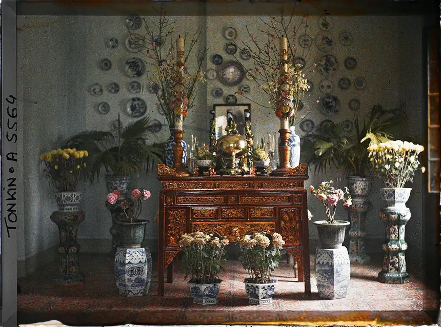 Bàn thờ tổ tiên trong nhà quan Tổng đốc tỉnh Hà Đông dịp Tết, ảnh autochrome của Léon Busy, tháng 2 năm 1915. Lưu trữ Albert Kahn.