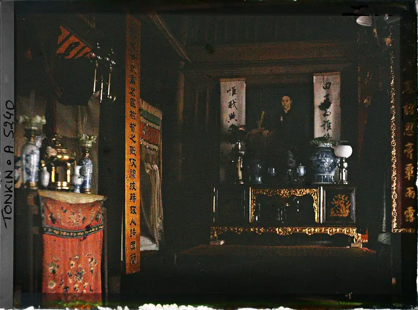 Bên trong một nhà khá giả ở Hà Nội, nhìn về phía bàn thờ, ảnh autochrome của Léon Busy, năm 1914 tới 1915.