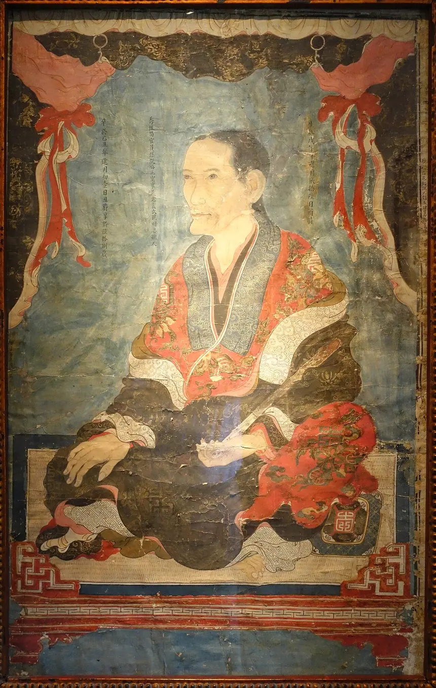 Chân dung một bà cụ, nhãn tiếng Anh ghi tên không dấu là Minh Nhan, huyện Quỳnh Phụ, Thái Bình, năm 1804, màu bột trên giấy. Bảo tàng Mỹ thuật Việt Nam, Hà Nội.