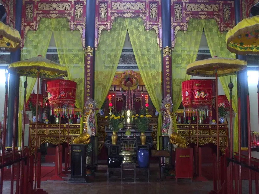 Bên trong một đền thờ vua Hùng ở Thành phố Hồ Chí Minh: ba ban thờ có tàn lọng và đồ thờ. Trang tệp không ghi rõ đền nào.