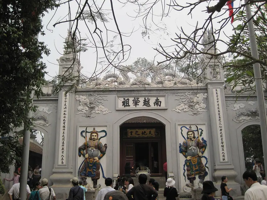 Đền Thượng trên núi Nghĩa Lĩnh, khu di tích Đền Hùng, Phú Thọ. Ảnh chụp năm 2007.