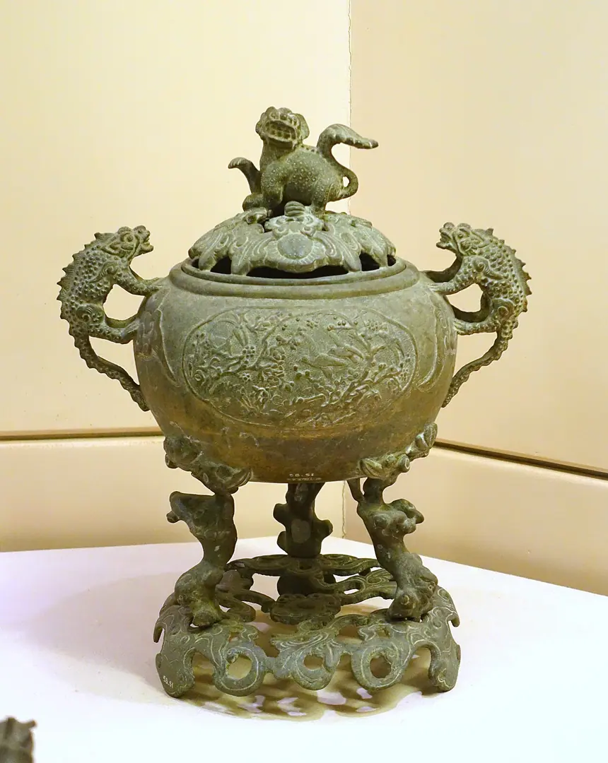 Đỉnh đốt trầm, đồng, thời Nguyễn, thế kỷ 19 tới đầu thế kỷ 20. Bảo tàng Lịch sử Quốc gia, Hà Nội.