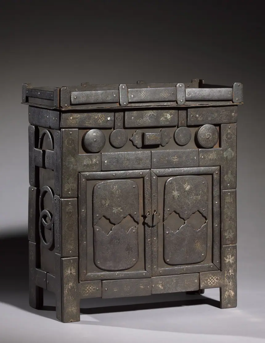 Khám thờ nhỏ (gamsil, 감실) bằng sắt khảm bạc và đồng, Triều Tiên, thời Joseon. Trang bảo tàng ghi cuối thế kỷ 19, trang tệp Commons ghi thế kỷ 18. Bảo tàng Mỹ thuật Cleveland.