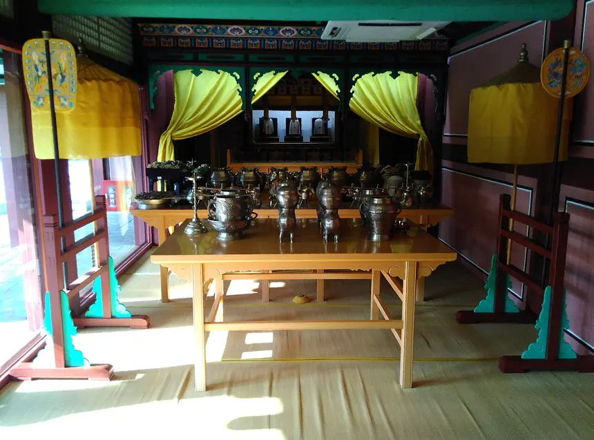 MÔ HÌNH dựng lại một gian thờ ở Tông Miếu (Jongmyo), Seoul, cho khách xem. Không phải gian thờ đang dùng. Ảnh chụp năm 2016.