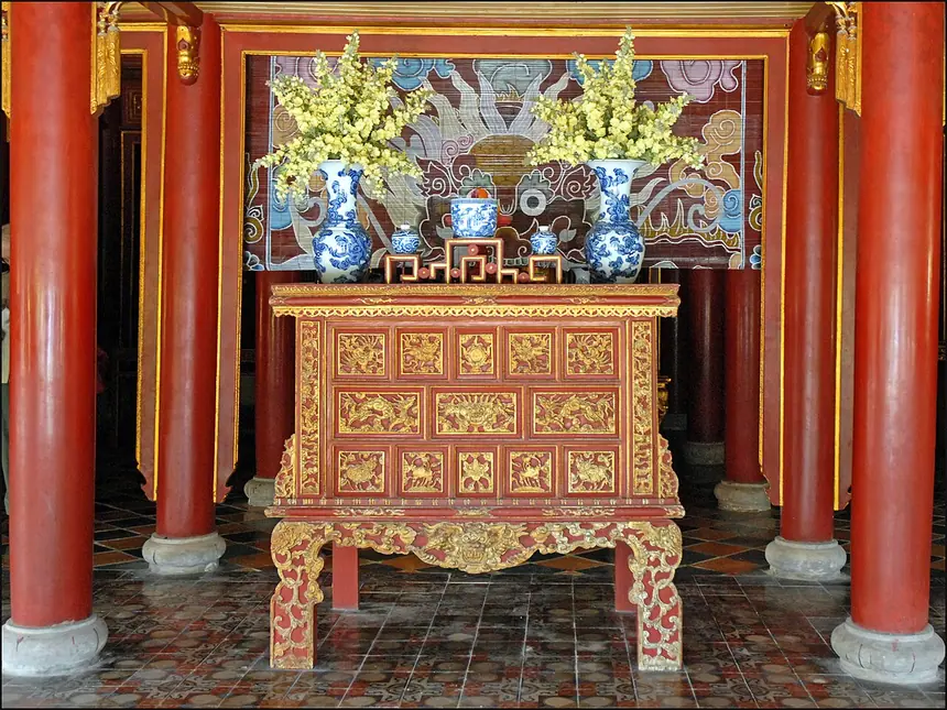 Một án thờ sơn son thếp vàng trong Hoàng thành Huế. Người chụp ghi đây là ban thờ trong miếu thờ thân phụ vị vua lập ra triều Nguyễn. Ảnh chụp năm 2010.