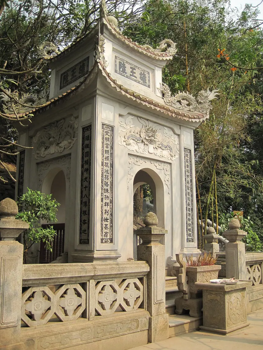 Lăng Hùng Vương cạnh đền Thượng, Đền Hùng, Phú Thọ. Trang tệp ghi lăng xây năm 1870.