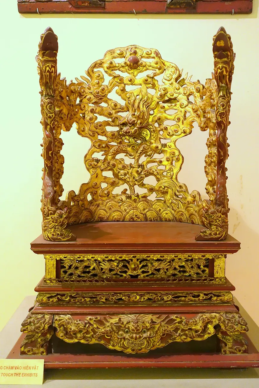 Ngai thờ, gỗ sơn son thếp vàng, thời Nguyễn, thế kỷ 19 tới đầu thế kỷ 20. Nhãn tiếng Anh do người chụp chép lại ghi là bàn thờ hình chiếc ghế. Bảo tàng Lịch sử Quốc gia, Hà Nội.