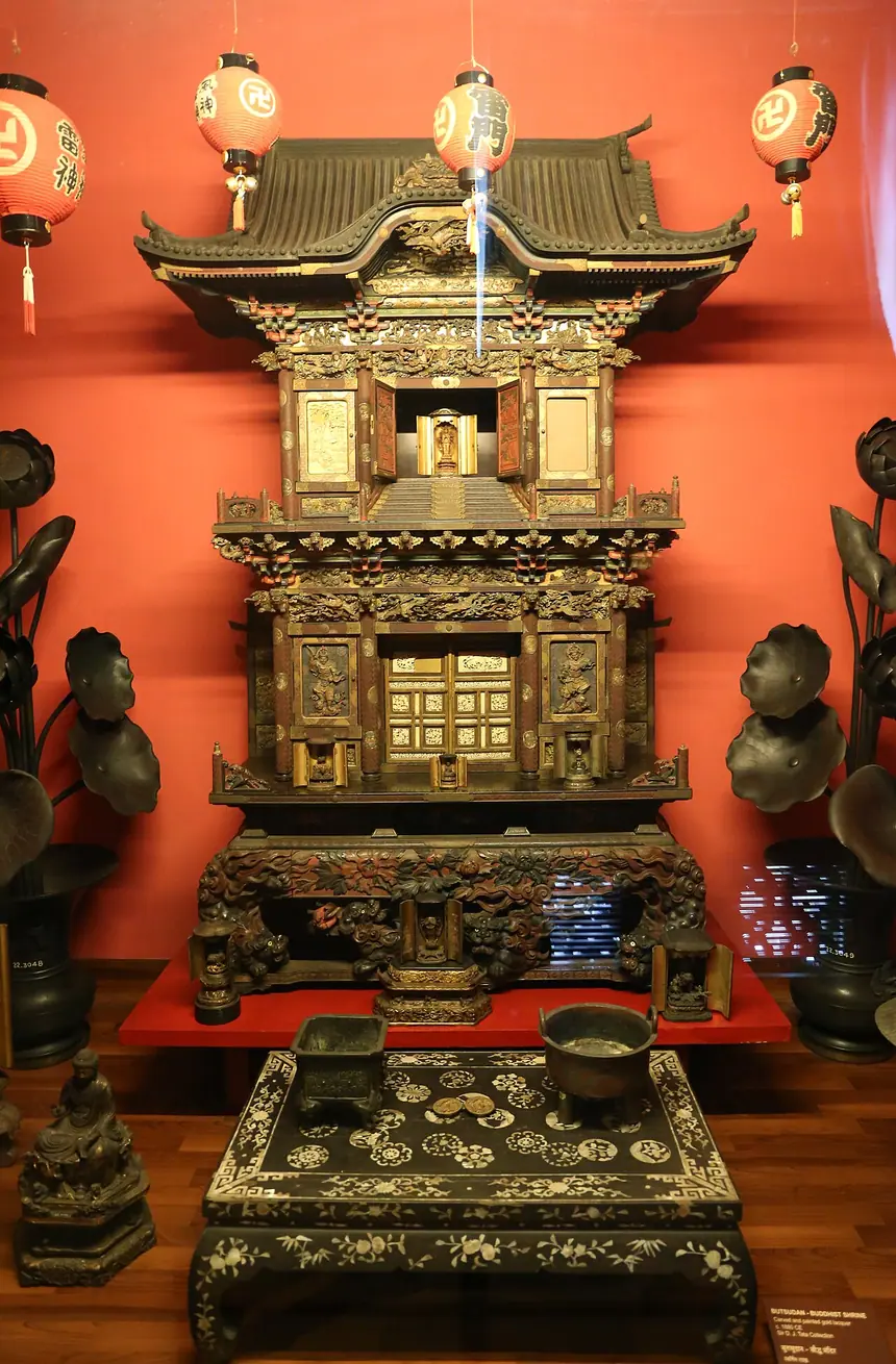 Một chiếc butsudan (bàn thờ Phật trong nhà) của Nhật Bản, gỗ chạm sơn thếp, khoảng năm 1880. Bảo tàng Chhatrapati Shivaji Maharaj Vastu Sangrahalaya, Mumbai.