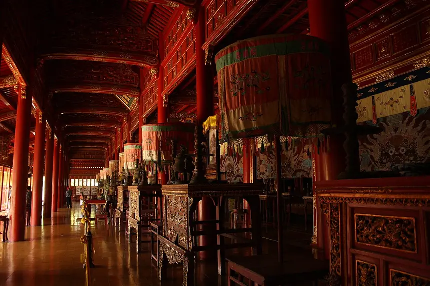 Bên trong Thế Miếu, Hoàng thành Huế: dãy án thờ các vua Nguyễn chạy dọc gian nhà. Ảnh chụp năm 2013.