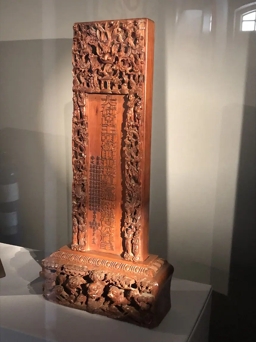 Bài vị của ông Oei Tiong Ham (1866 tới 1924), một thương gia người Hoa ở Semarang và Singapore, gỗ chạm. Bảo tàng Peranakan, Singapore.
