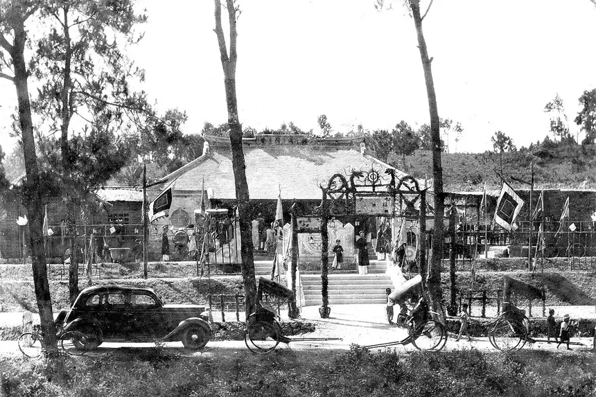 Lễ lạc thành từ đường của một họ Trần năm 1944, sau khi dời từ Tiên Nộn lên Dương Xuân. Ảnh tư liệu của dòng họ.