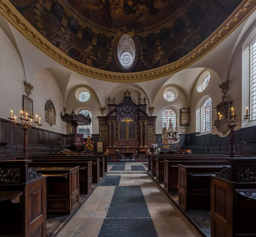 Bên trong nhà thờ St Mary Abchurch ở London, dựng lại năm 1681 tới 1686, nhìn về phía bức chắn gỗ sau bàn thờ của Grinling Gibbons. Ảnh chụp năm 2015.