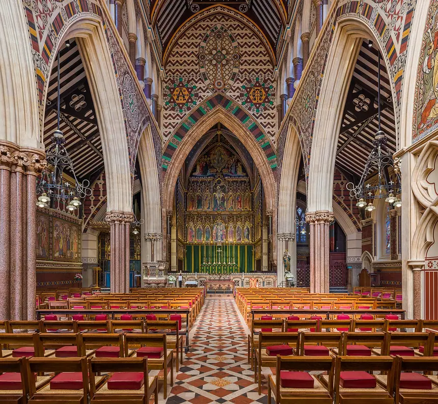 Bên trong nhà thờ All Saints, Margaret Street, London, xây lại trong thập niên 1850, kiến trúc sư William Butterfield. Ảnh chụp năm 2015.