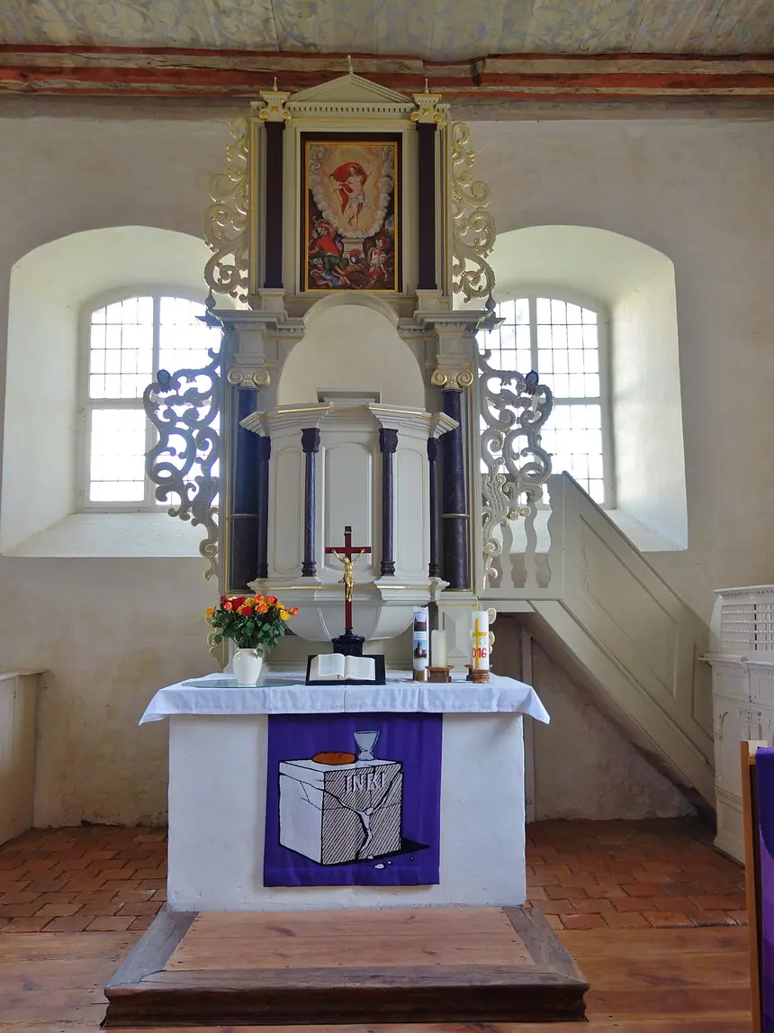 Bàn thờ liền tòa giảng (Kanzelaltar) trong nhà thờ làng Berlitt, bang Brandenburg, Đức: tòa giảng đặt ngay phía trên bàn thờ. Ảnh chụp năm 2017.